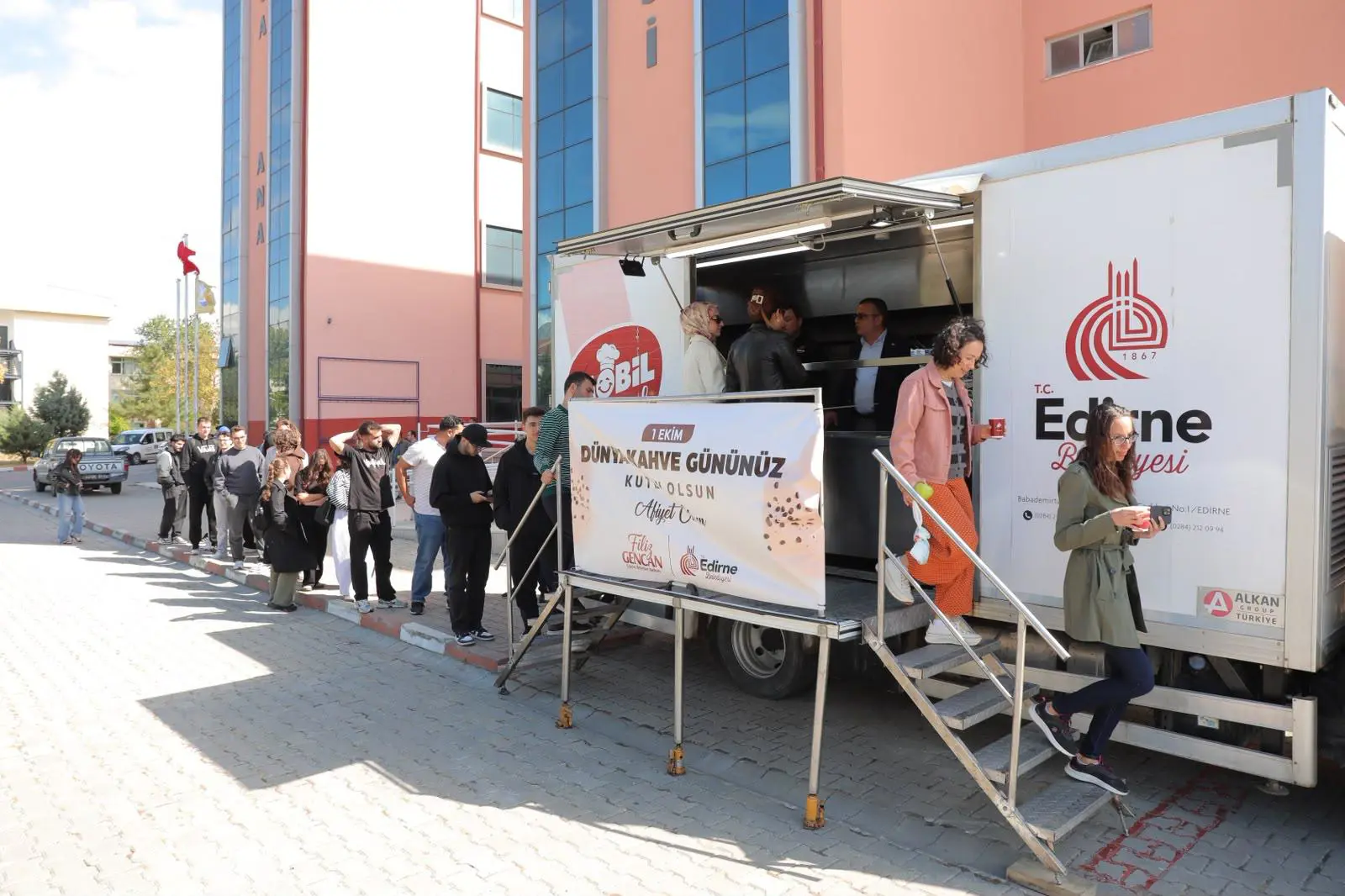DÜNYA KAHVE GÜNÜ’NDE ÖĞRENCİLERLE KAHVE MOLASI galeri görseli